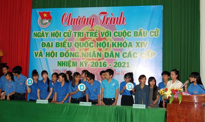 Cử tri trẻ Tây Ninh tìm hiểu về cuộc bầu cử đại biểu Quốc hội khóa XIV và HĐND các cấp